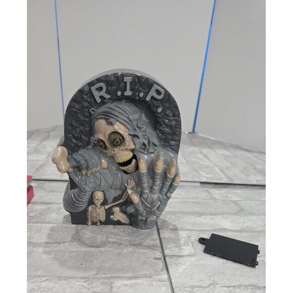 Halloween RIP‎ Tombstone Graveyard Headstone Eye Popping Laughing - Picture 5 of 9